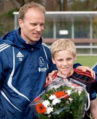 Tiền vệ Van de Beek tán đổ con thầy. Ảnh: internet.