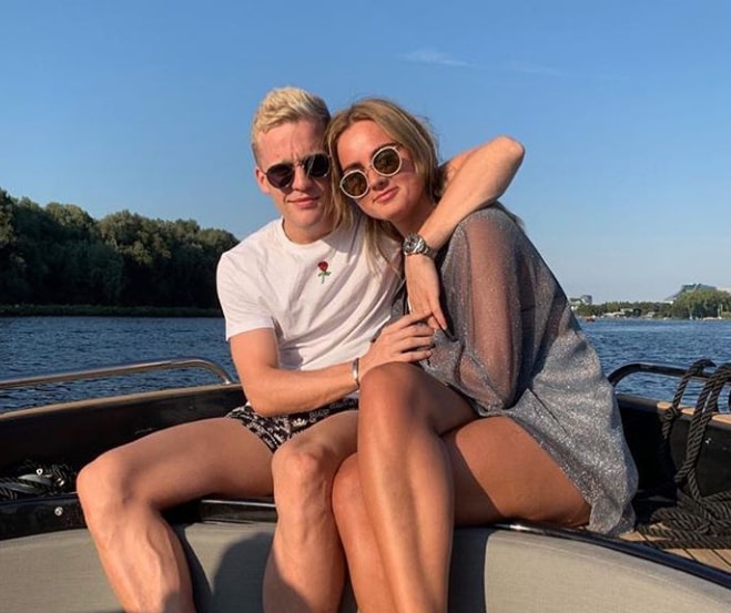 Tiền vệ Van de Beek và bạn gái Estelle Bergkamp hạnh phúc bên nhau. Ảnh: internet.