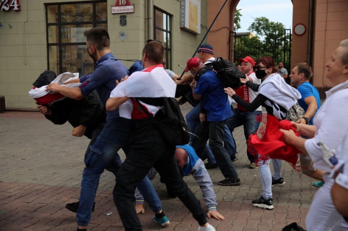 Cảnh sát bắt giữ những người biểu tình ở Minsk, Belarus. Ảnh: Reuters