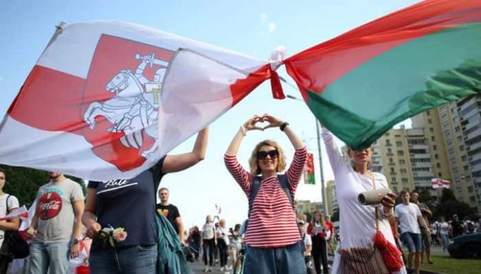 Những người biểu tình ở Belarus. Ảnh: Reuters