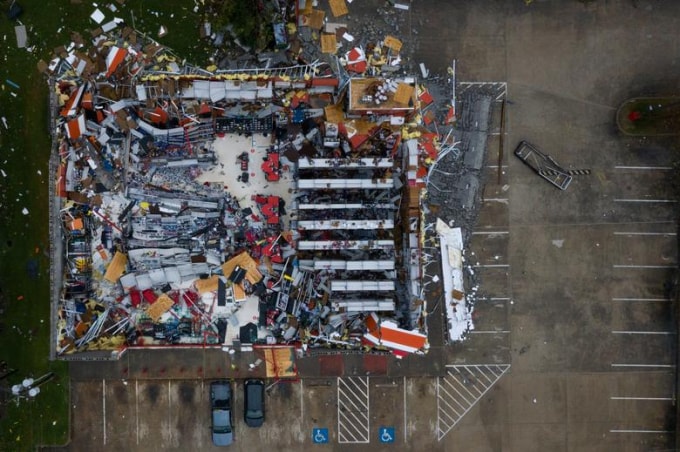 Một bãi đỗ xe bị cơn bão Laura thổi bay nóc gây thiệt hại nặng nề ở Louisiana. Ảnh: Reuters