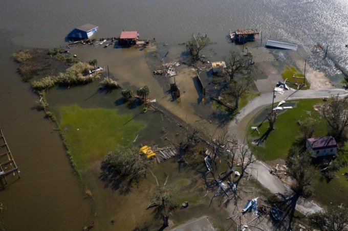 Nhiều ngôi nhà vẫn ngập trong nước tại Hackberry, Louisiana. Ảnh: Reuters