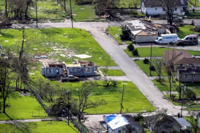 Nhiều ngôi nhà bị bật mái ở Lake Charles. Ảnh: Reuters