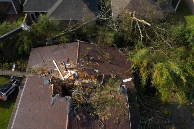Một ngôi nhà khác bị hư hại do cây đổ ở Lake Charles. Ảnh: Reuters