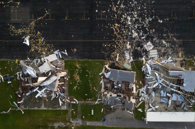 Sân bay Southland Field ở Sulphur, Louisiana bị hư hại nặng sau cơn bão. Ảnh: Reuters