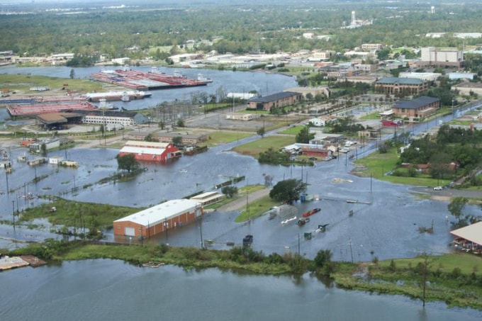 Hàng trăm ngôi nhà bị ngập nặng sau cơn bão ở Orange, Texas. Ảnh: Reuters