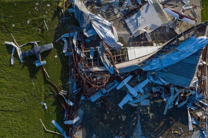 Hàng loạt máy bay bị hư hỏng sau cơn bão ở sân bay Southland Field. Ảnh: Reuters