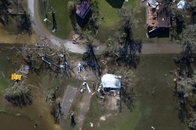 Nhiều ngôi nhà và cây cối bị hủy hoại ở Hackberry, Louisiana. Ảnh: Reuters