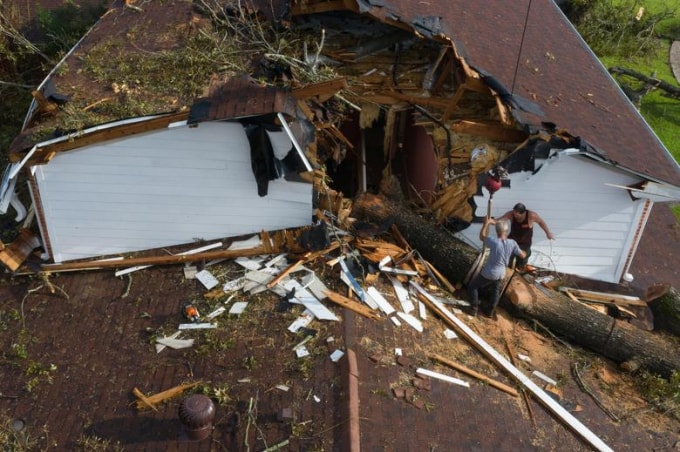 Cây đổ vào nóc một ngôi nhà ở Lake Charles, Louisiana. Rất may không ai bị thương. Ảnh: Reuters