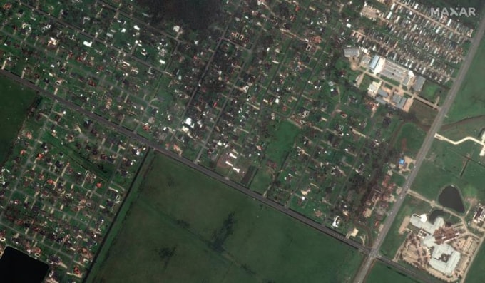 Hình ảnh vệ tinh cho thấy nhiều ngôi nhà bị hư hại ở Lake Charles. Ảnh: Reuters