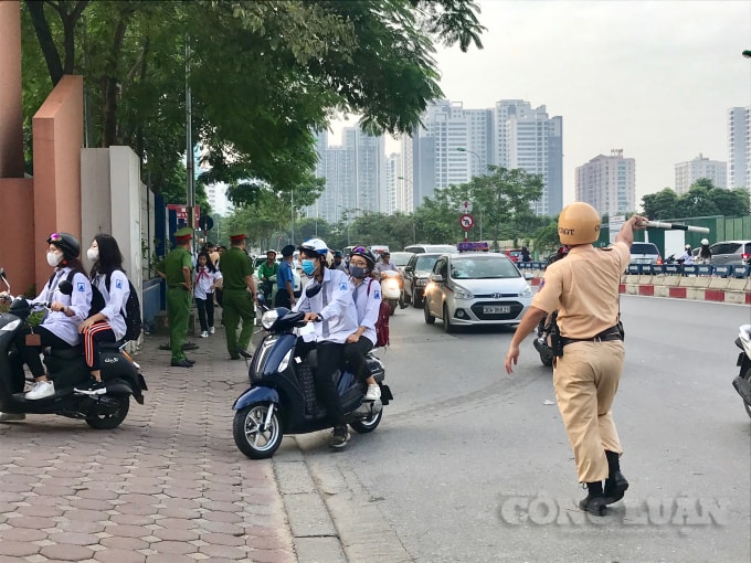 Thành phố Hà Nội thực hiện tháng cao điểm an toàn giao thông cho học sinh đến trường. Ảnh minh họa
