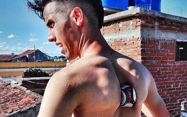 Cristian Manuel dùng xương bả vai bóp vỡ 84 lon bia trong 60 giây. Ảnh: TL.
