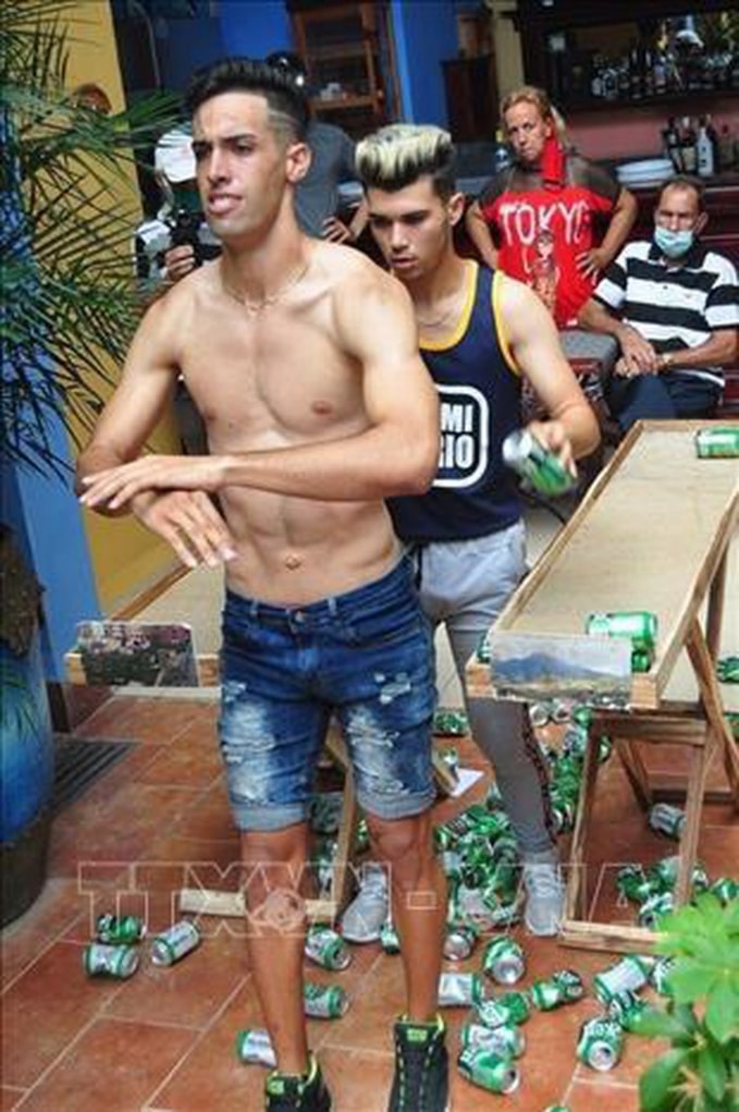 Chàng trai Cristian Manuel Castellano Rángel của Cuba lập kỷ lục Guinness mới. Ảnh: TTXVN.