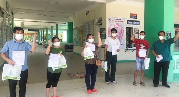 Các bệnh nhân được ra viện ngày 31/8. Ảnh: TL.