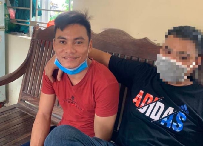 Đối tượng truy nã Phạm Văn Đức (áo đỏ). Ảnh: CA Quảng Ninh.