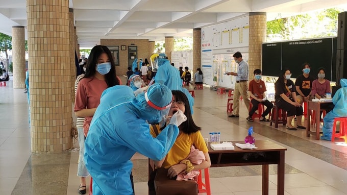 Thí sinh lấy mẫu xét nghiệm được tổ chức đảm bảo giãn cách. Ảnh: TL.