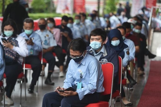 Người dân chờ lấy mẫu xét nghiệm COVID-19 tại Jakarta, Indonesia ngày 24/8/2020. Ảnh: THX/TTXVN.