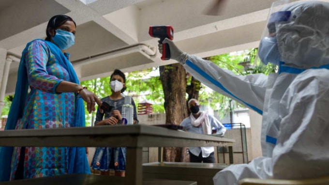 Một nhân viên y tế tiến hành xét nghiệm sàng lọc COVID-19 tại Vileparle, vào ngày 28 tháng 8 năm 2020 ở Mumbai, Ấn Độ - Ảnh: Getty