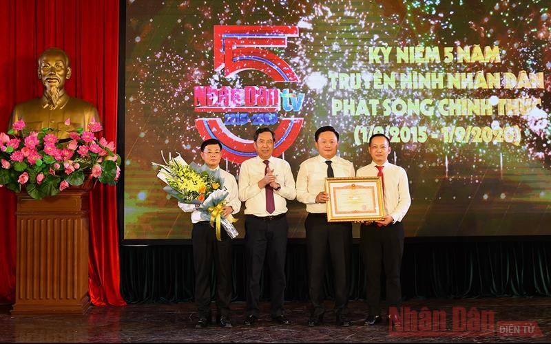 Tổng Biên tập Báo Nhân Dân Thuận Hữu trao Bằng khen của Thủ tướng Chính phủ cho lãnh đạo Trung tâm Truyền hình Nhân Dân nhân kỷ niệm 5 năm ngày phát sóng chính thức. Ảnh: Thủy Nguyên