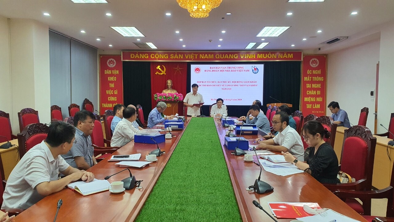 Họp Ban Tổ chức, Ban Thư ký, Hội đồng Giám khảo Cuộc thi Báo chí viết về tấm gương “Dân vận khéo” năm 2020. Ảnh: Hoàng Phong
