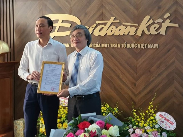 Ông Nguyễn Quốc Khánh nhận quyết định nghỉ chế độ từ Ban Thường trực UBTW MTTQ Việt Nam.