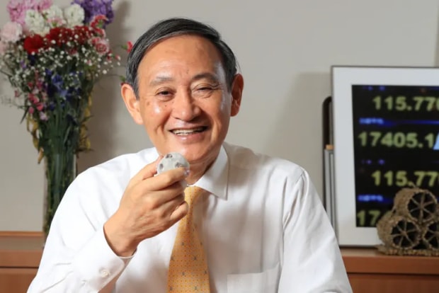 Suga không uống rượu nhưng nói rằng ông ấy đã rất thích từ khi còn nhỏ. Ảnh Mamoru Yago