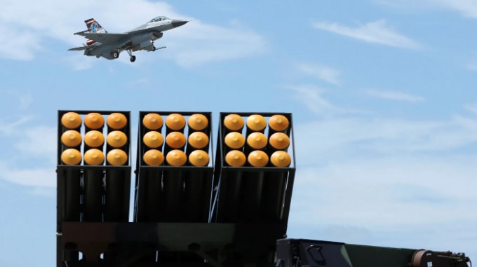 Một máy bay chiến đấu F-16 trên một căn cứ không quân ở Cao Hùng, Đài Loan. Hòn đảo này gần đây đã khánh thành một trung tâm bảo dưỡng F-16 do Mỹ hậu thuẫn, báo hiệu mối quan hệ hợp tác quân sự cởi mở giữa Đài Bắc và Washington. Ảnh: Reuters
