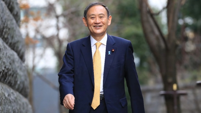 Chánh văn phòng Nội các Yoshihide Suga đi dạo vào buổi sáng. Ảnh: Mamoru Yago