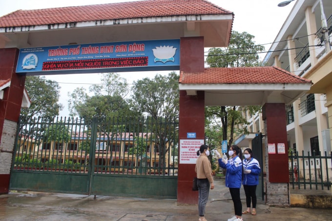 Đo thân nhiệt covid-19.