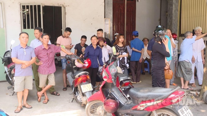 Nhiều người dân hiếu kì đến theo dõi sự việc.