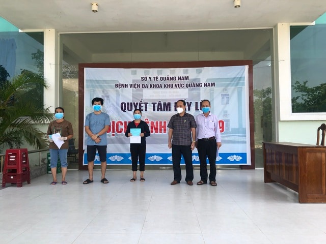 Các bác sĩ trao chứng nhận khỏi bệnh cho 2 bệnh nhân Covid-19 tại Bệnh viện Đa khoa khu vực Quảng Nam, sáng 1/9.