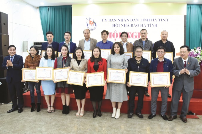 HNB Hà Tĩnh tặng giấy khen cho các hội viên dạt thành tích hoạt động báo chí và công tác hội