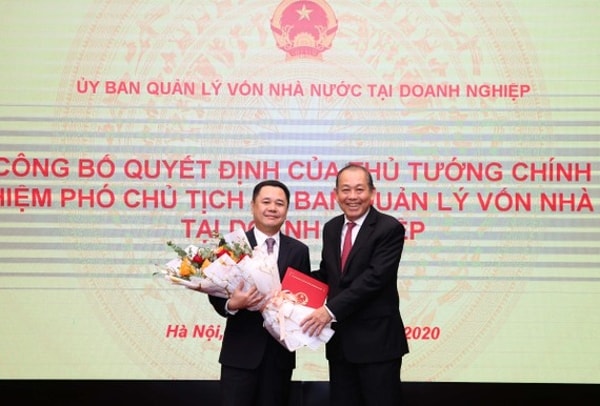 Phó Thủ tướng Thường trực Chính phủ Trương Hoà Bình trao quyết định và tặng hoa ông Nguyễn Ngọc Cảnh