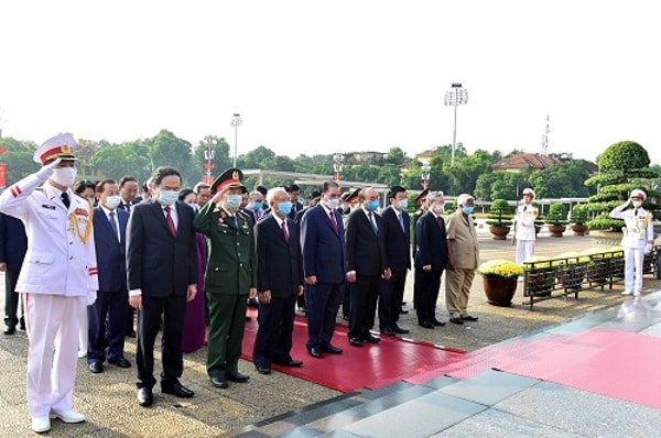 Lãnh đạo Đảng, Nhà nước vào Lăng viếng Chủ tịch Hồ Chí Minh. Ảnh: VGP