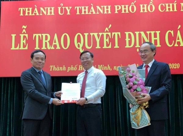 Phó Bí thư Thường trực Thành ủy Trần Lưu Quang và Bí thư Thành ủy Nguyễn Thiện Nhân trao quyết định và tặng hoa chúc mừng ông Huỳnh Khắc Điệp