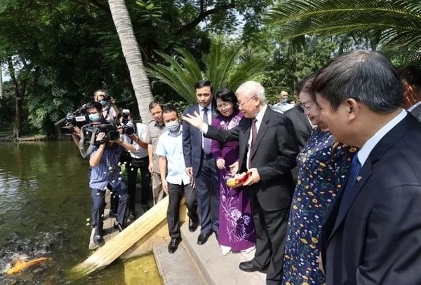 Tổng Bí thư, Chủ tịch nước Nguyễn Phú Trọng cùng Phó Chủ tịch nước Đặng Thị Ngọc Thịnh thăm ao cá Bác Hồ. Ảnh: TTXVN