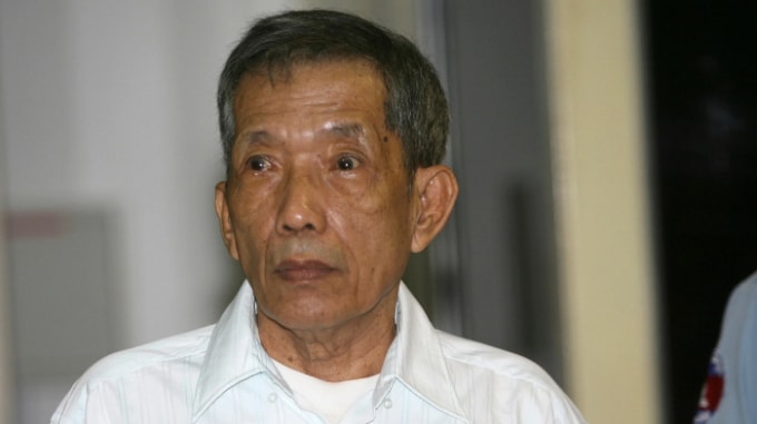 Cựu giám đốc nhà tù Khmer Đỏ Kaing Guek Eav tại tòa án do Liên Hợp Quốc hậu thuẫn ở Phnom Penh vào ngày 30 tháng 3. Ảnh: Pool Photo / AP