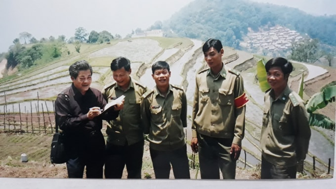 Tác giả gặp các chiến Đồn Biên phòng Ka Lăng, huyện Mường Tè, Lai Châu (Ảnh Trần Thắng).
