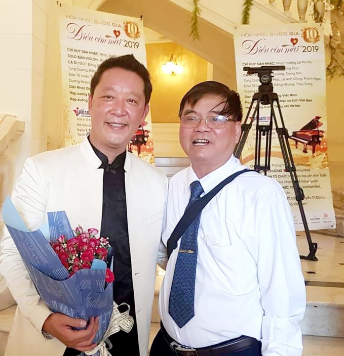 Nhạc trưởng Lê Phi Phi (trái) cùng tác giả tại hòa nhạc lần thứ 10 - 2/9/2019.