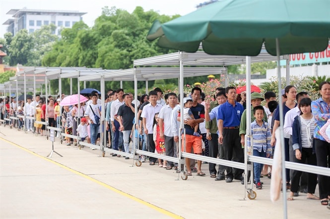 Bộ Tư lệnh Bảo vệ Lăng đã bố trí mái che cho người dân vào viếng Chủ tịch Hồ Chí Minh. (Ảnh nông nghiệp)