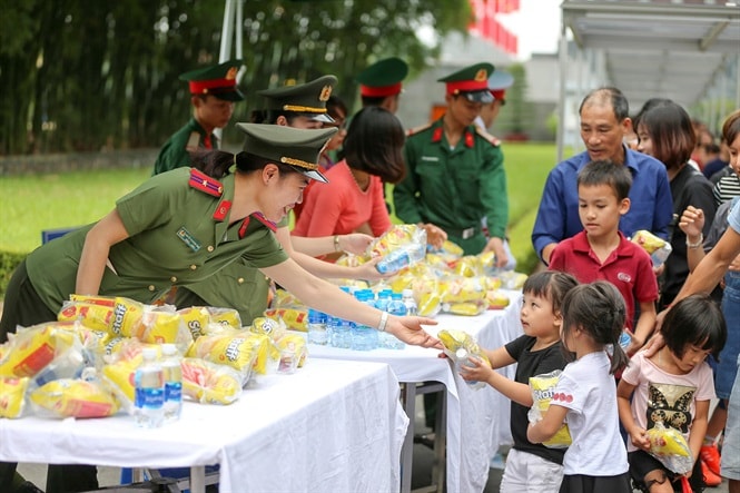 Tất cả mọi người đến Lăng viếng Bác đều được phát bánh mì và nước uống. Mọi điều kiện tốt nhất đều được đảm bảo.(Ảnh nông nghiệp)