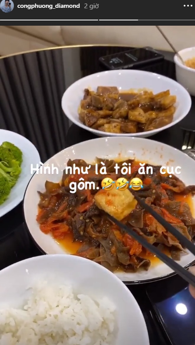 Công Phượng chia sẻ bữa cơm tại nhà. Ảnh: internet.