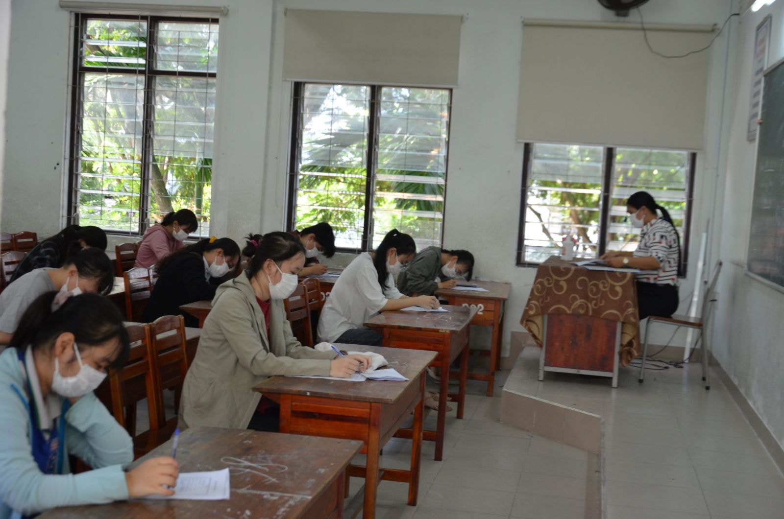 Các thí sinh dự thi tốt nghiệp THPT đợt 2 năm 2020 nghe phổ biến quy chế thi. Ảnh: internet.