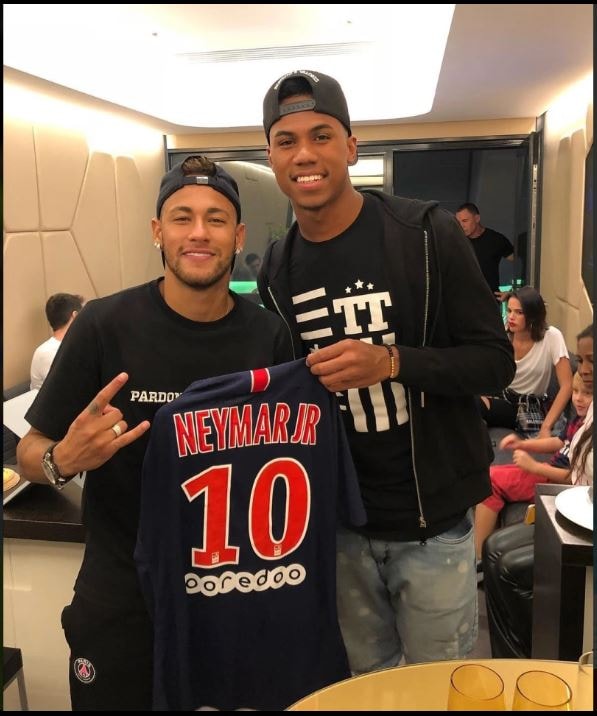Tuy chơi ở hàng thủ nhưng Gabriel thần tượng tiền đạo đồng hương Neymar. Ảnh: internet.