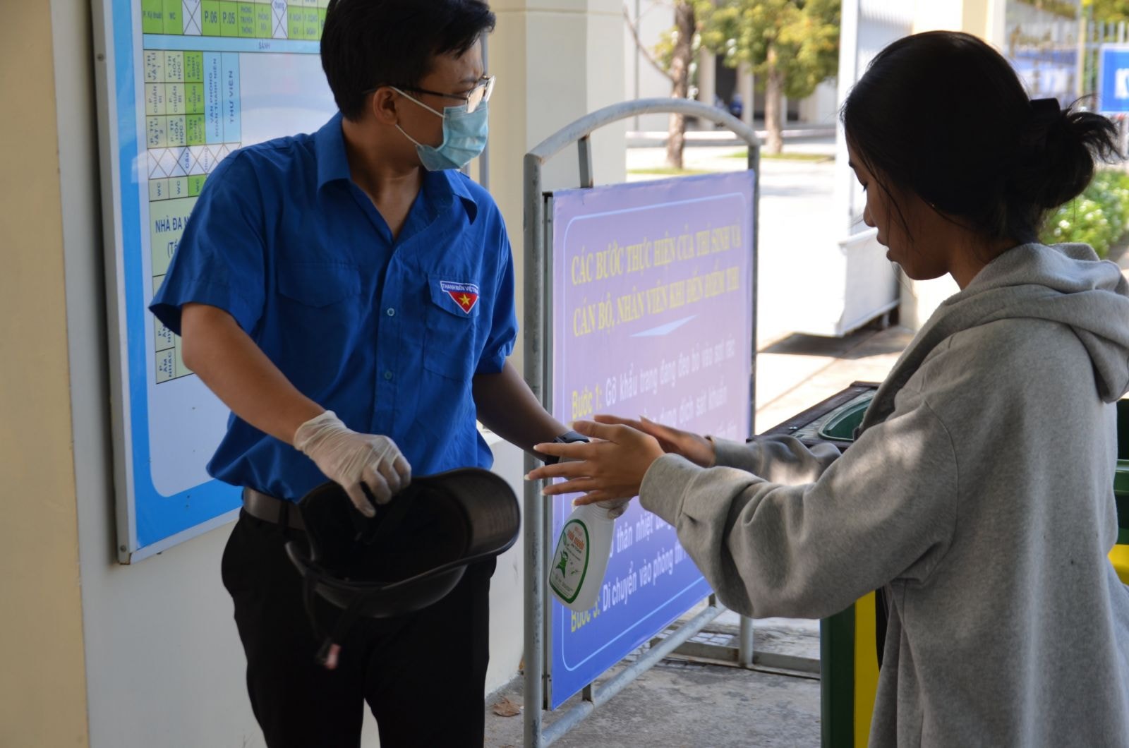 Các thí sinh dự thi đều được kiểm tra thân nhiệt, sát khuẩn tay bằng dung dịch và được phát khẩu trang miễn phí khi vào phòng thi. Ảnh: internet.