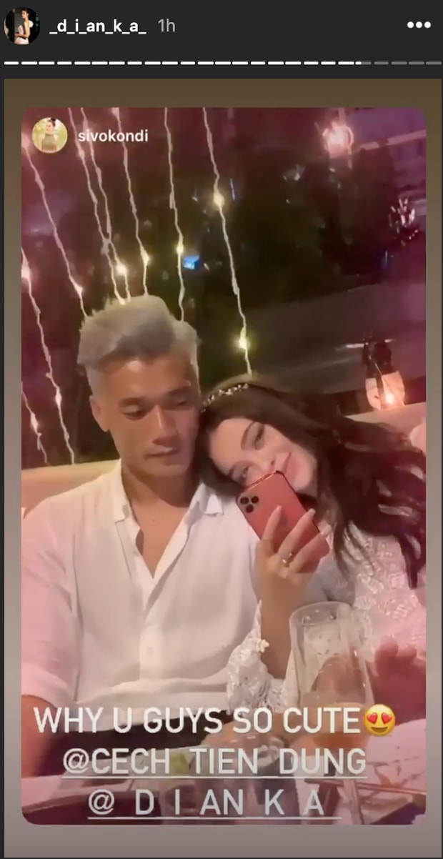 Chàng thủ môn sinh năm 1997 tình tứ với bạn gái trong tiệc sinh nhật. Ảnh: internet.