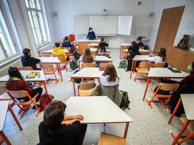 Học sinh được bố trí ngồi so le tại một trường học ở Prague. Ảnh: BI