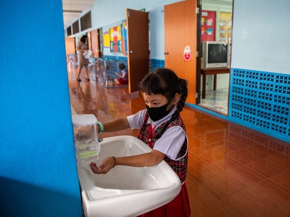 Học sinh mẫu giáo tại Thái Lan phải rửa tay liên tục. Ảnh: GI