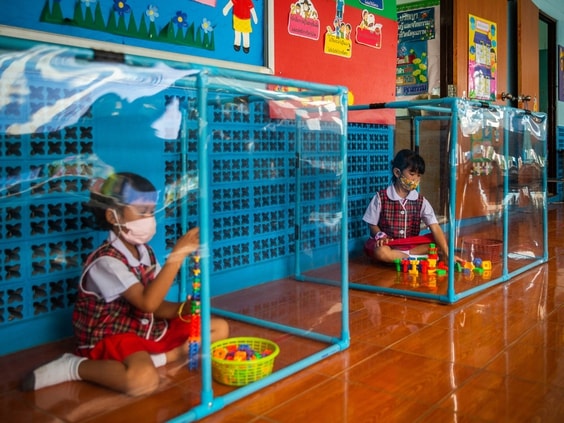 Các học sinh mẫu giáo Thái Lan tự chơi trong các khu vực khép kín và phải đeo khẩu trang. Ảnh: GI