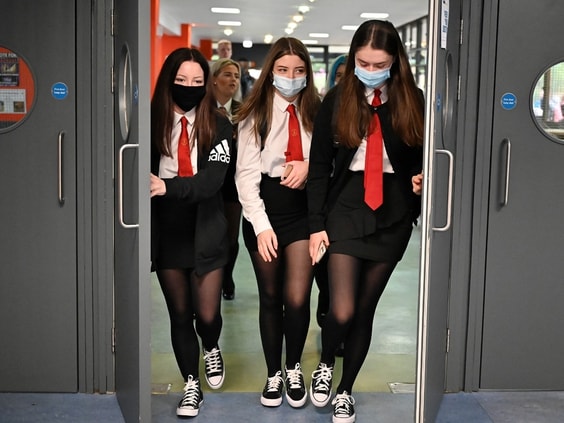 Các học sinh ở Glasgow thì chỉ phải đeo khẩu trang khi tới trường. Ảnh: Reuters